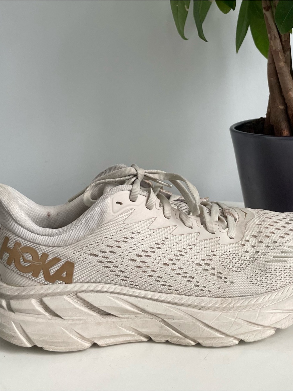 Women Size 9 Hoka One One Clifton 8
Eggnog Shifting Sand Running Shoes